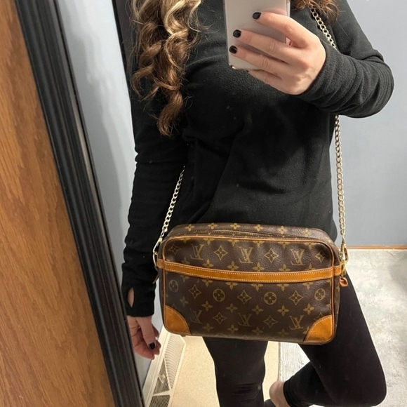 Authentic Louis Vuitton Compiegne 28 Monogram Shoulder Bag - Picture 4 of 12